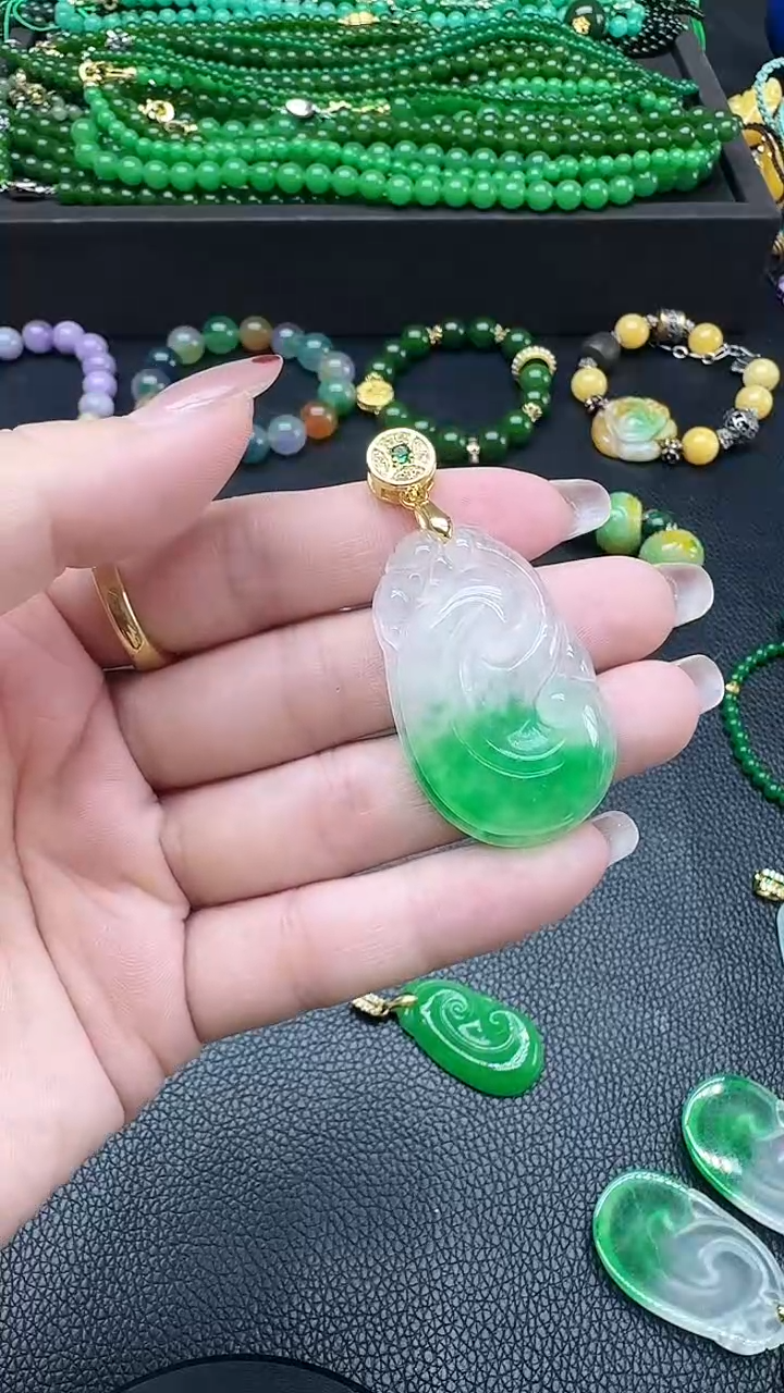 翡翠未镶嵌颈饰飘花大如意