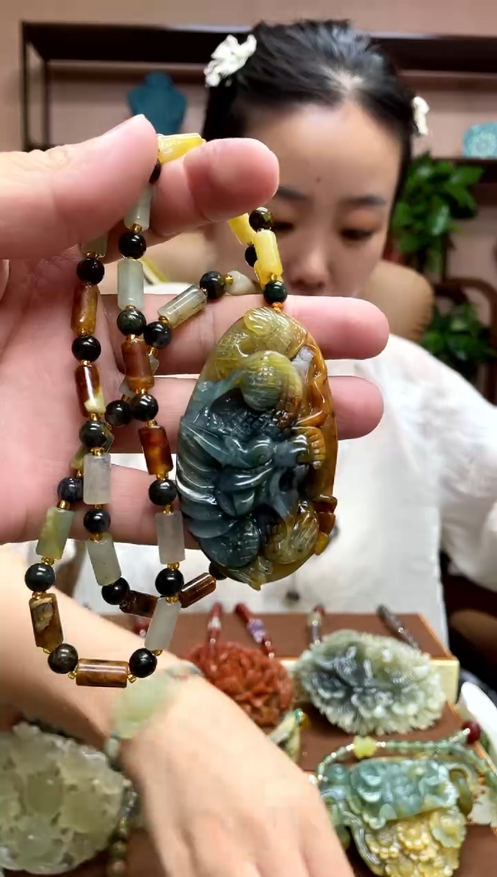 岫玉未镶嵌颈饰·