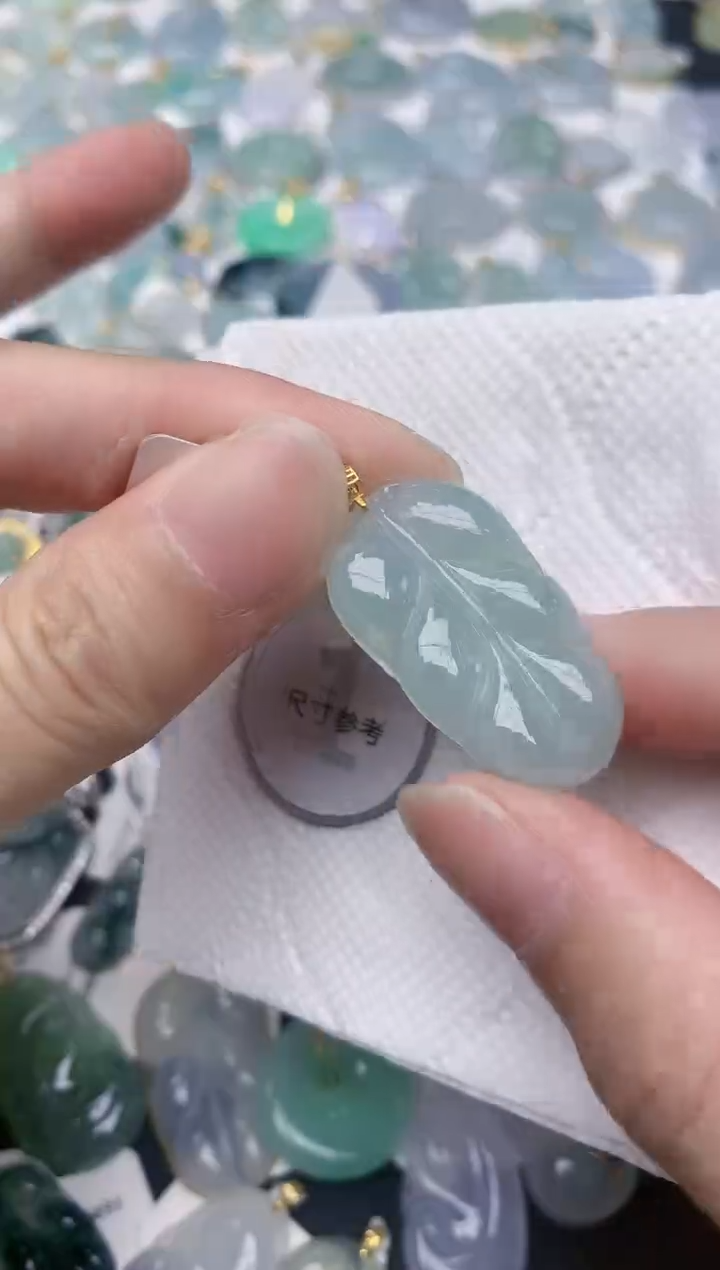 颈饰18K金镶嵌翡翠天然A货翡翠