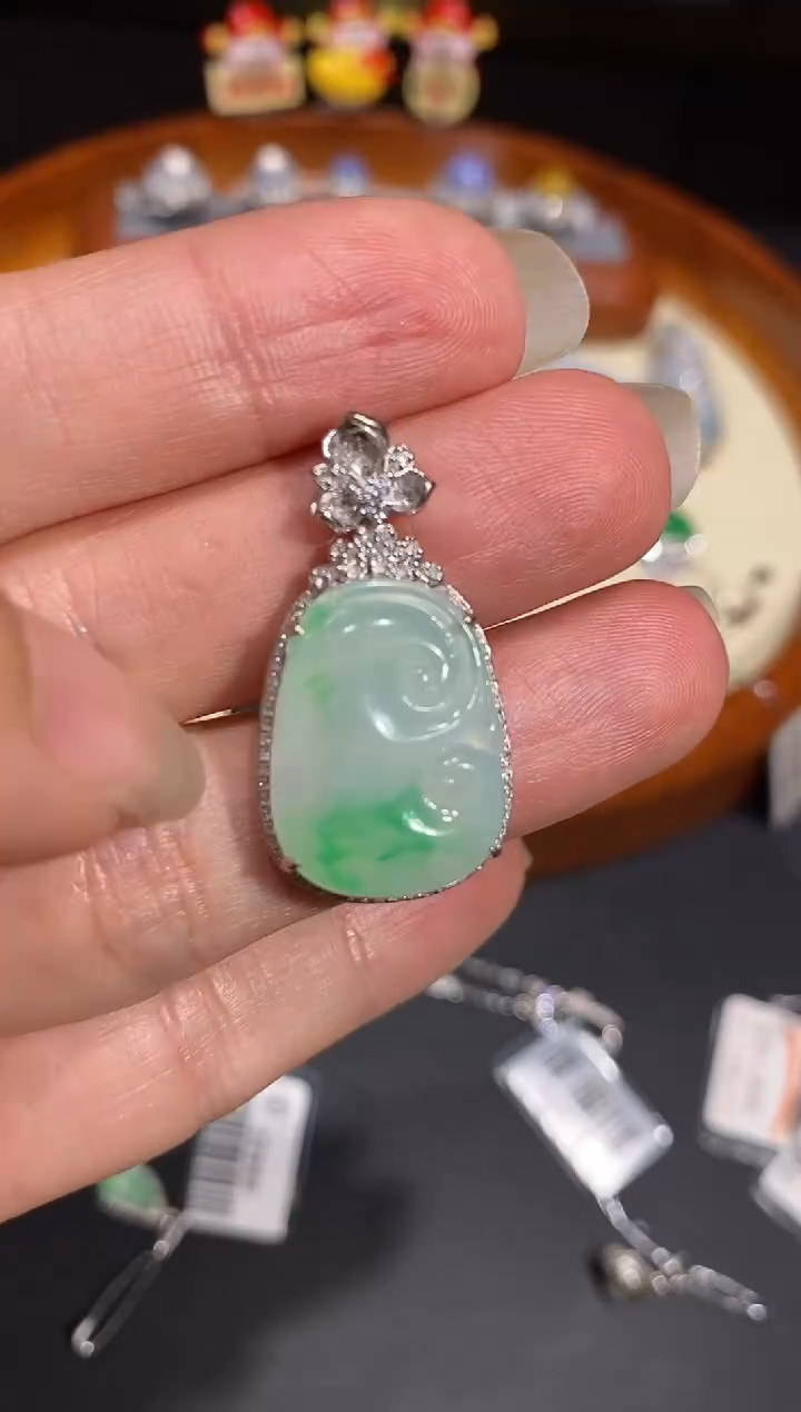 【闪购商品】翡翠颈饰18K金镶嵌吊坠
