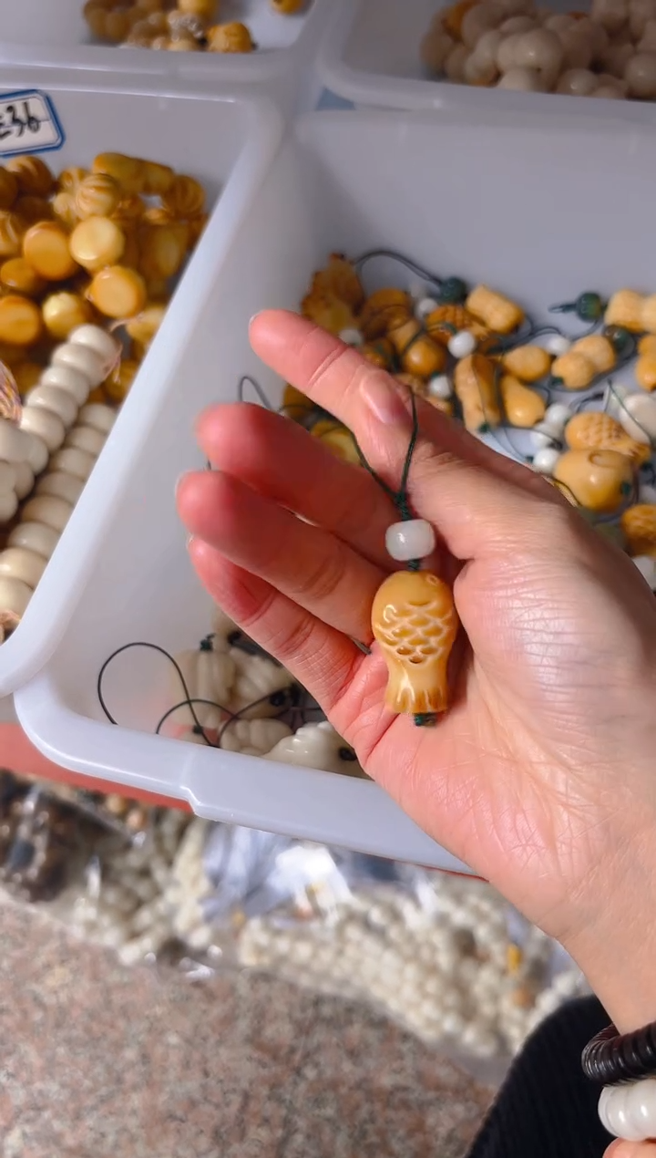吊坠菩提根/象牙果黄色鱼挂件