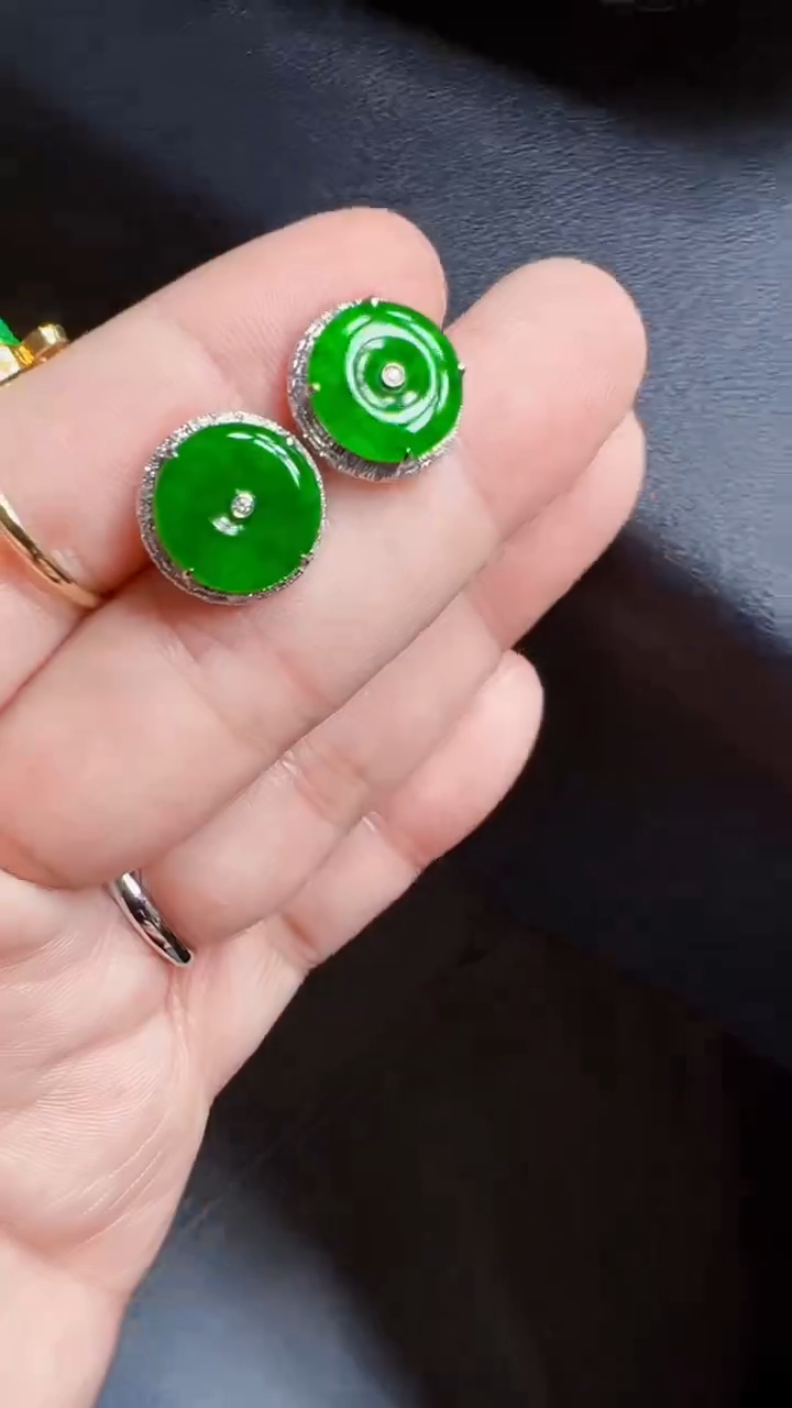 颈饰18K金镶嵌翡翠耳钉