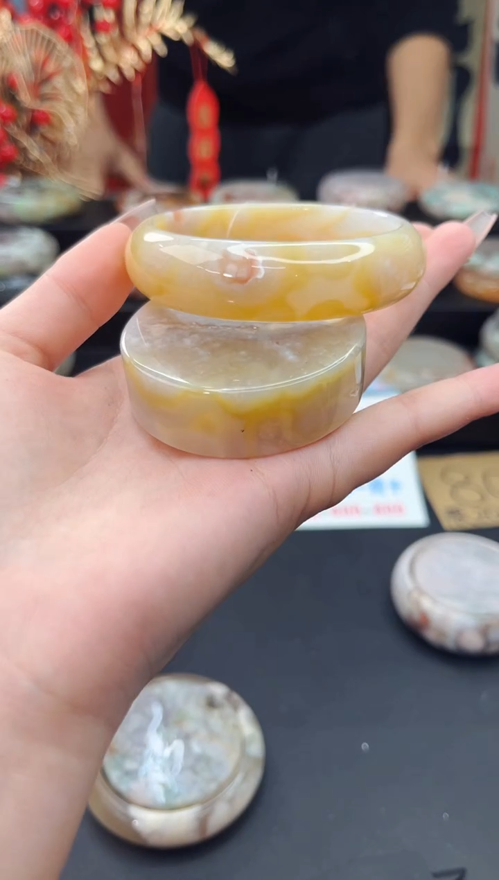 【闪购商品】石英质玉手镯未镶嵌赠送镯心（56圈口）无证书