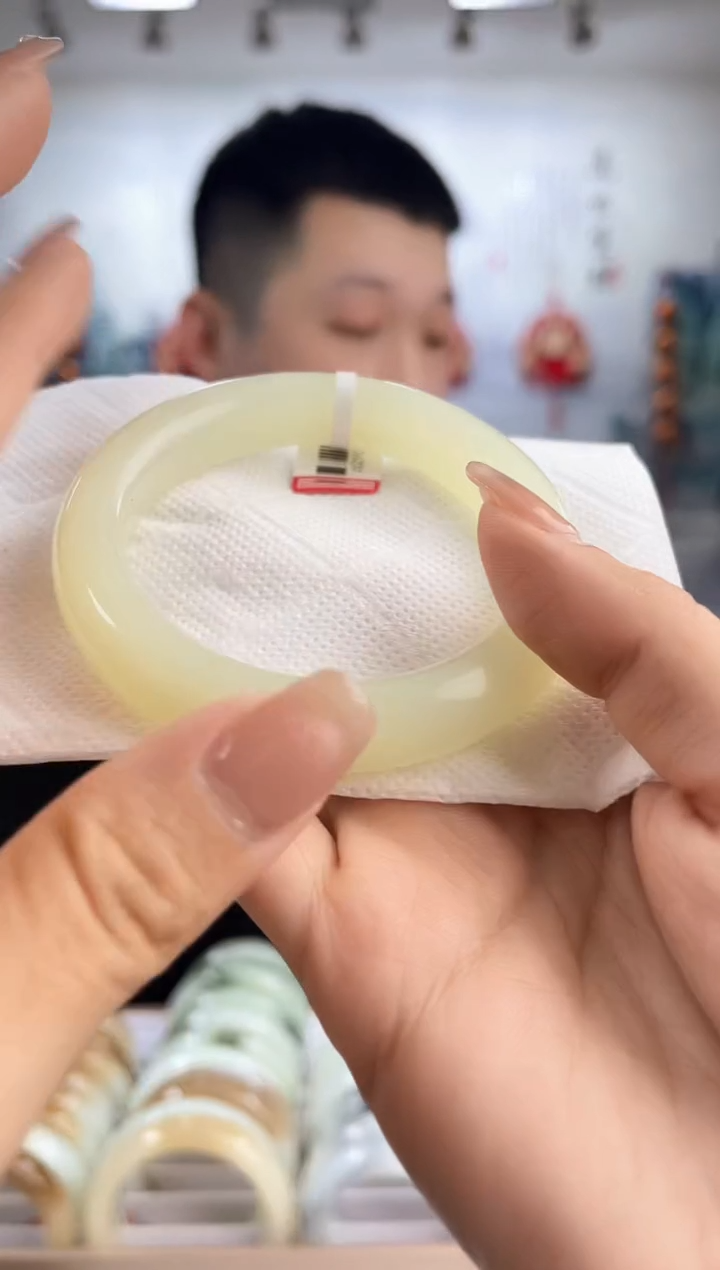 【闪购商品】和田玉手镯未镶嵌55圈口仅一只