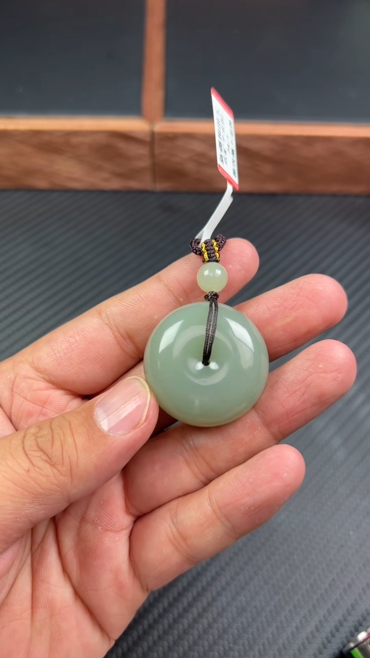 【闪购商品】和田玉吊坠(赠链)未镶嵌且末微色差近矿