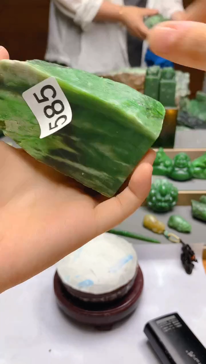 和田玉（碧玉）未镶嵌珠宝半成品1