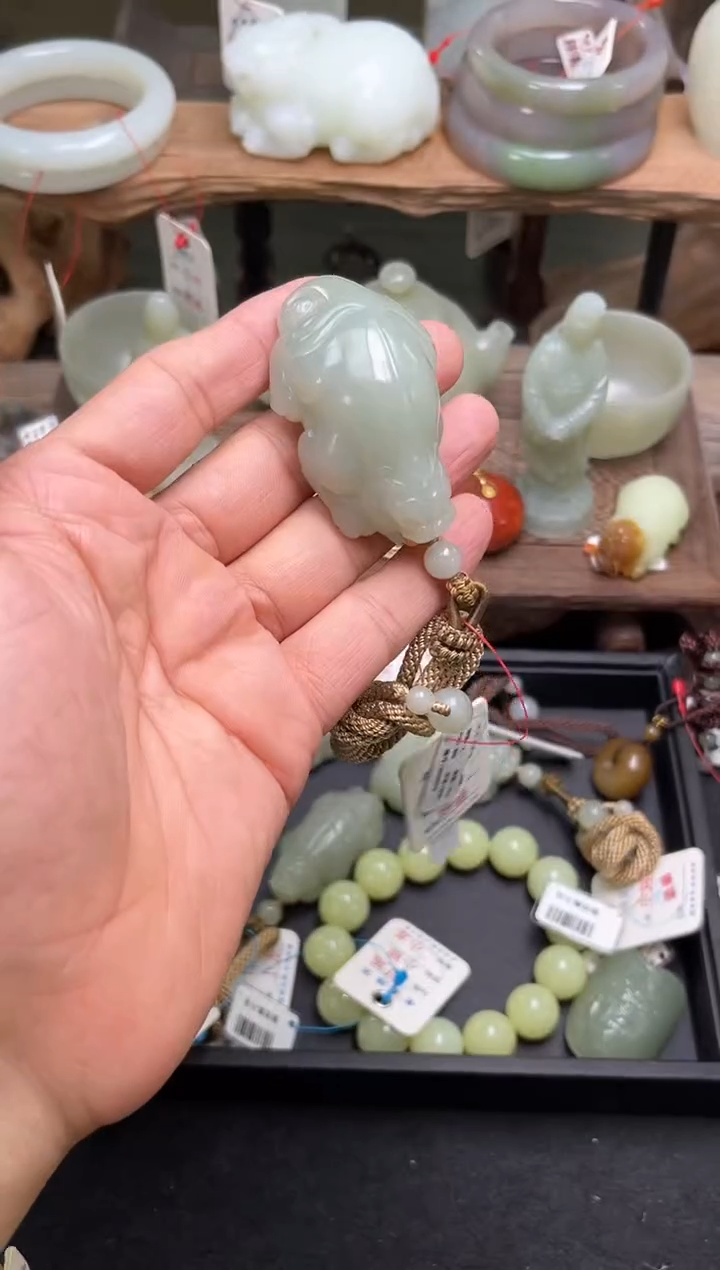和田玉未镶嵌手把且末青白 貔貅9008070