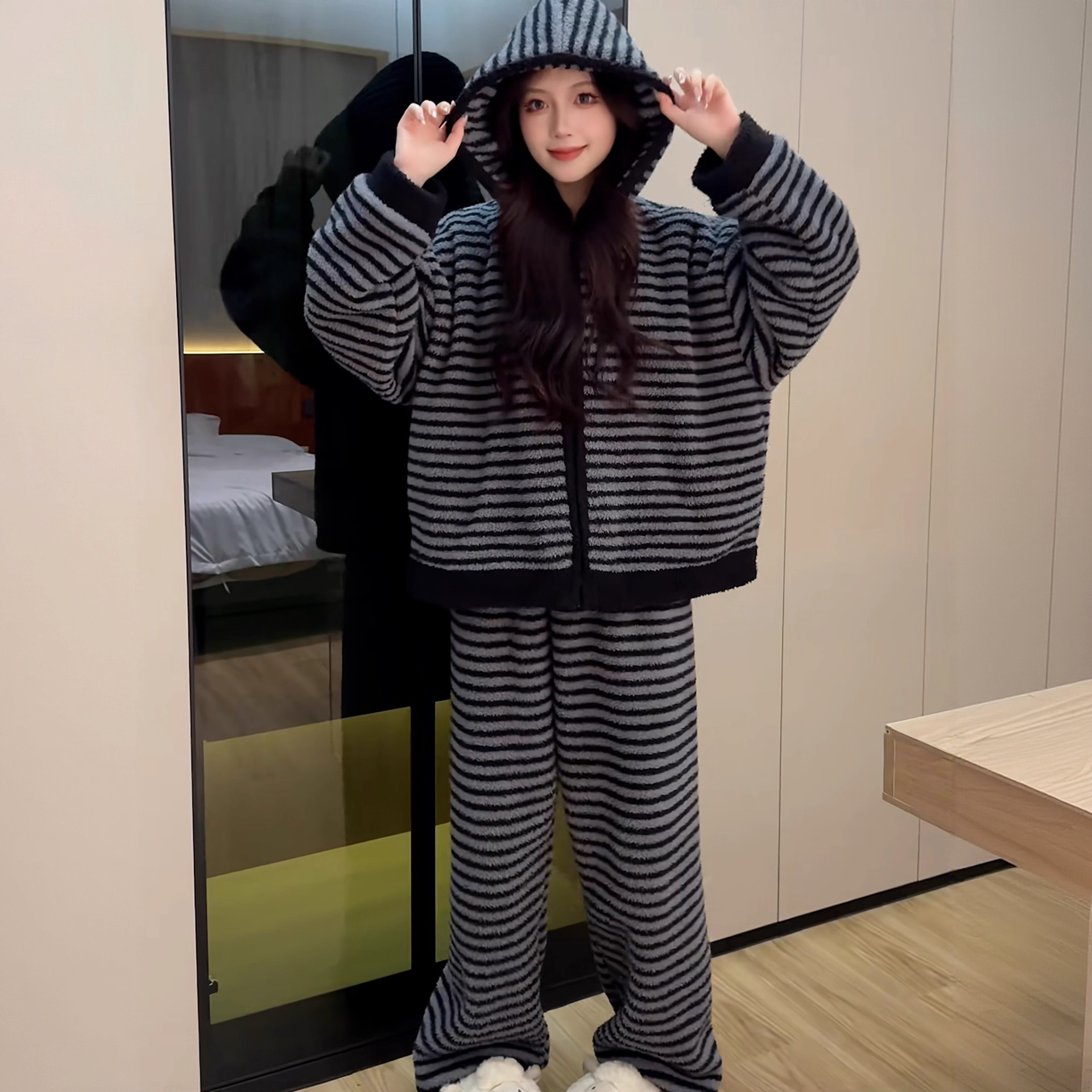 2025年珊瑚绒条纹简约连帽睡衣套装可外穿休闲加绒保暖家居服
