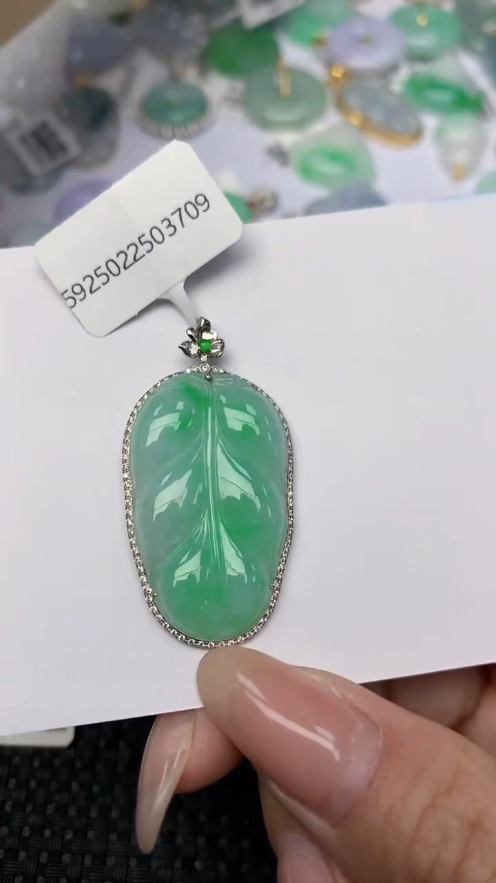 翡翠18K金镶嵌颈饰天然翡翠a货
