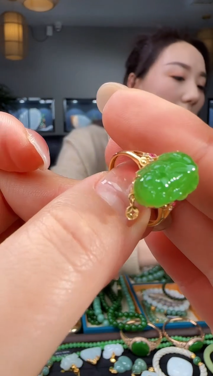 18K金镶嵌戒指和田玉1