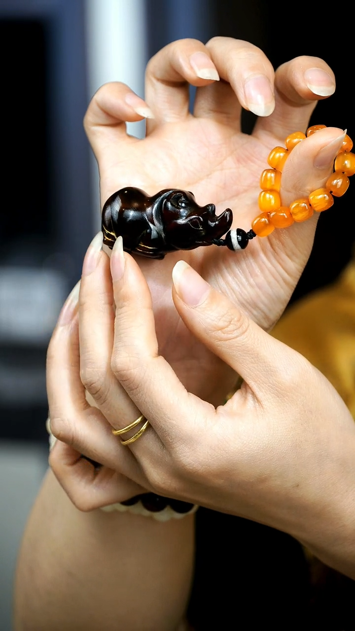 无非金属牛角精雕手把件小犀牛