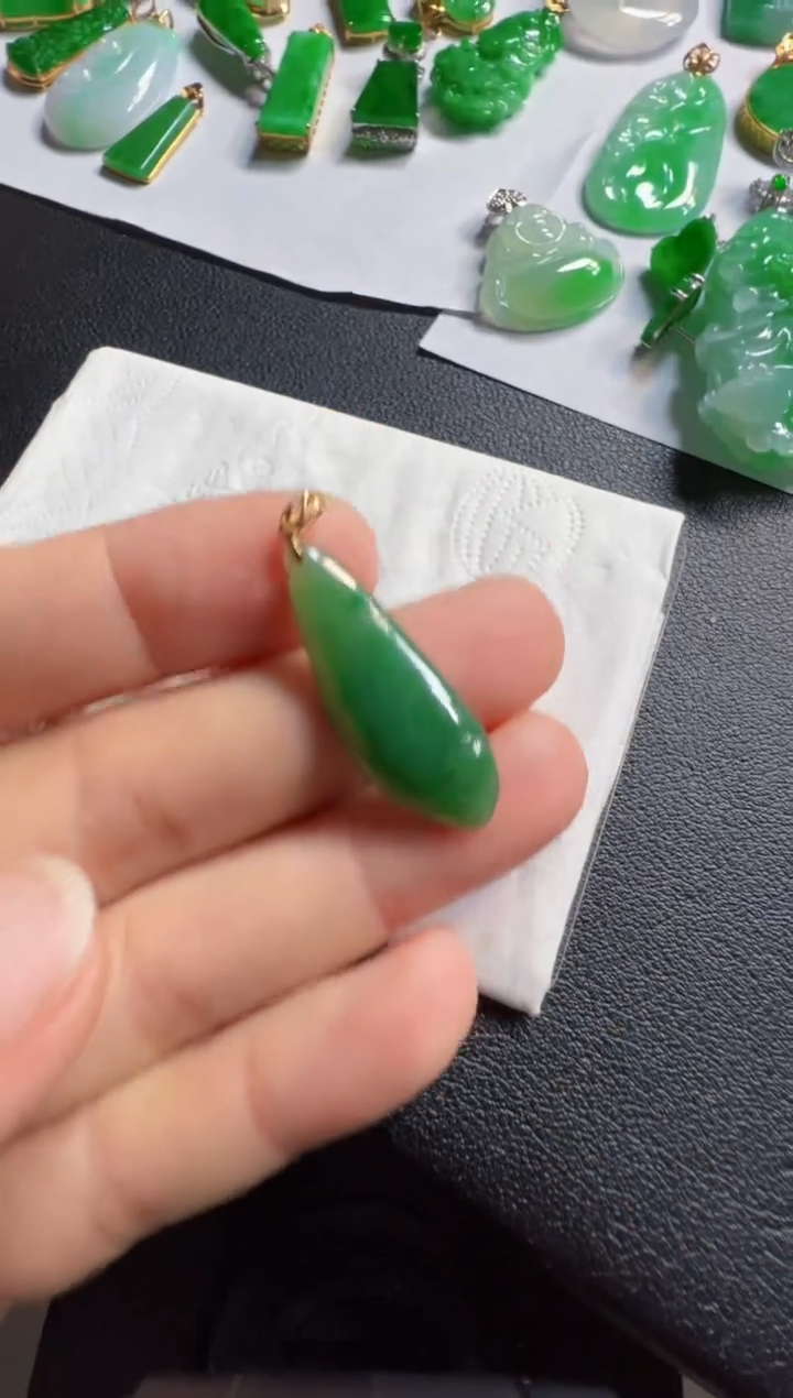 吊坠(不含链)18K金镶嵌翡翠520