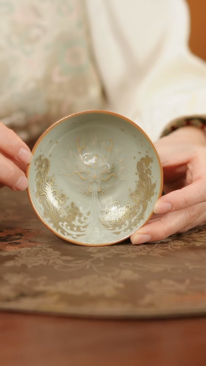  善窑厂汝窑描金雕刻龙纹杯