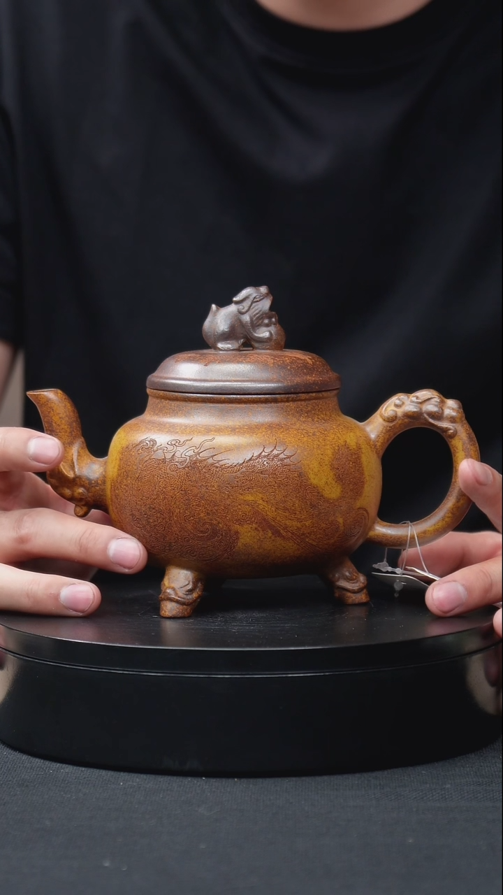紫砂茶壶龙骨金砂刻绘三足狮球
