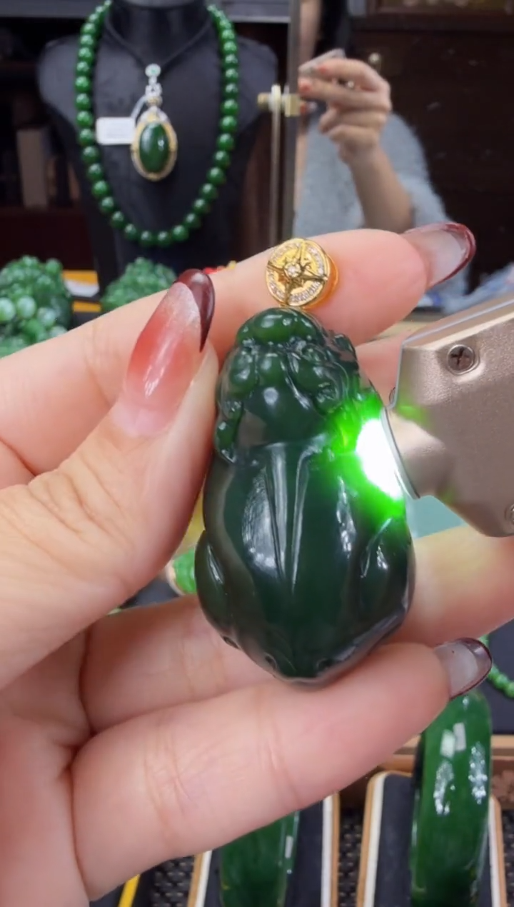 【闪购商品】和田玉（碧玉）吊坠(赠链)18K金镶嵌    