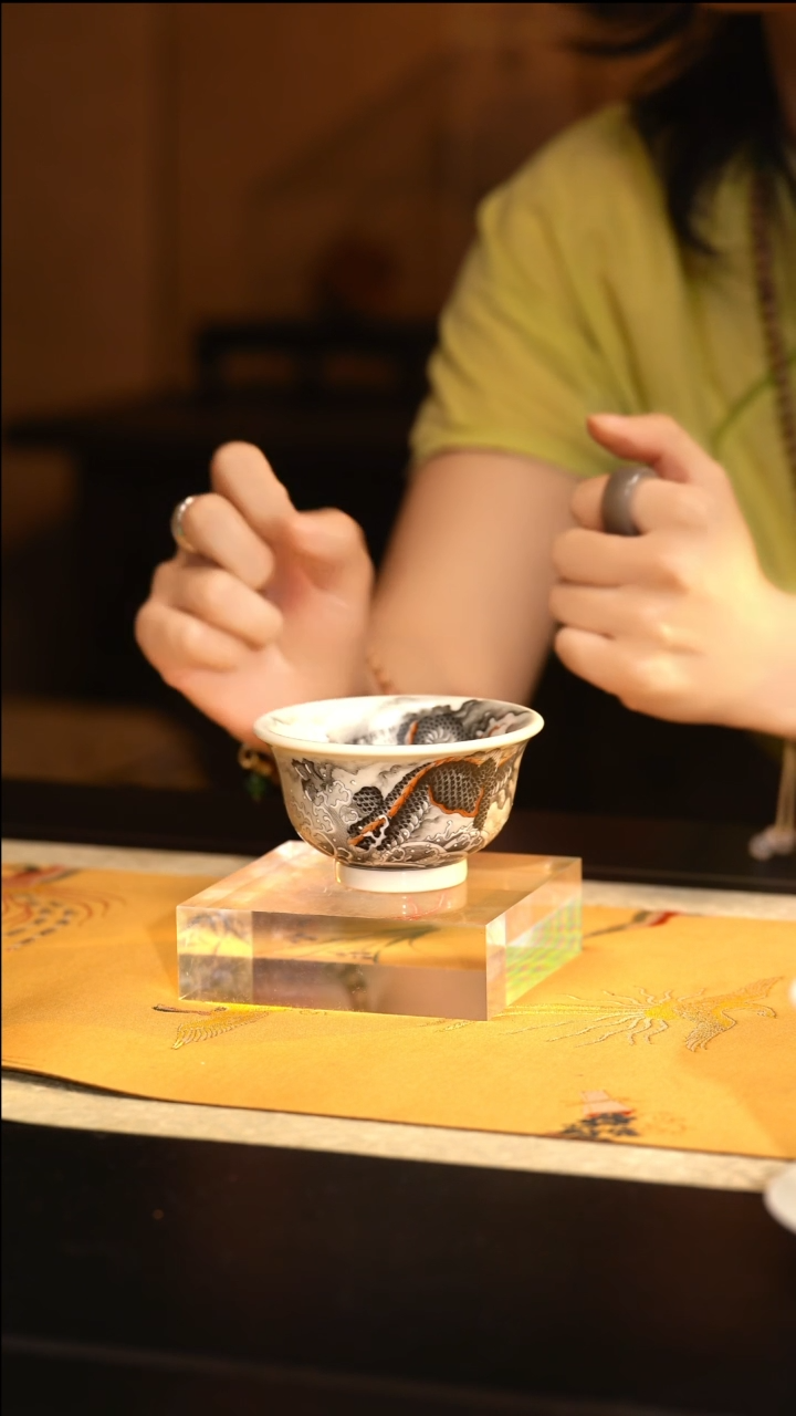 J云兮粉彩墨龙压手杯J云兮粉彩墨龙压手杯