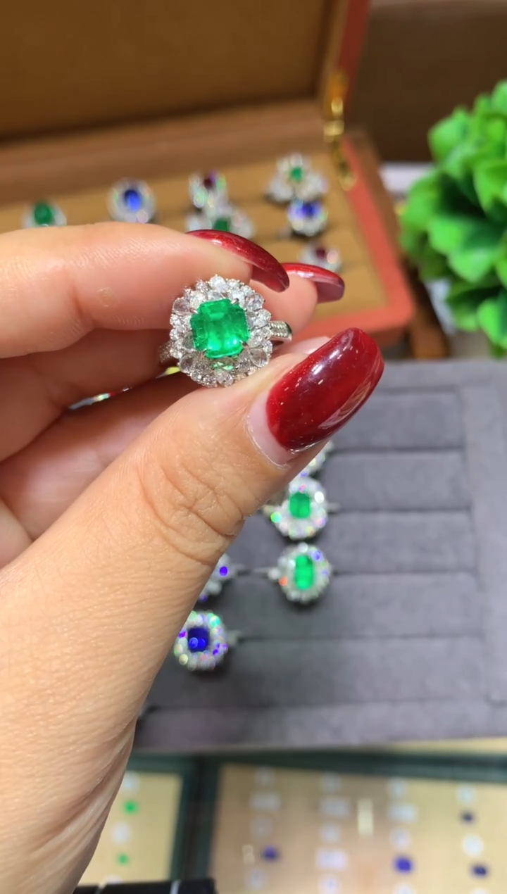 18K金镶嵌戒指祖母绿1.67ct