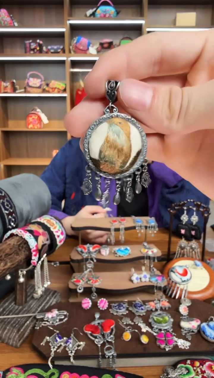 【闪购商品】织绣202蒙阿苏苗绣传承