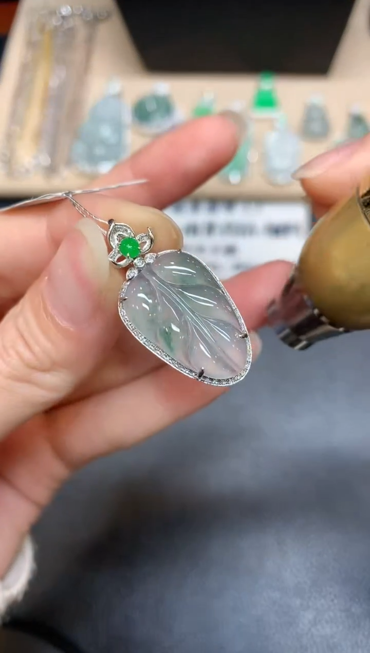 【闪购商品】翡翠颈饰18K金镶嵌树叶【无服务费