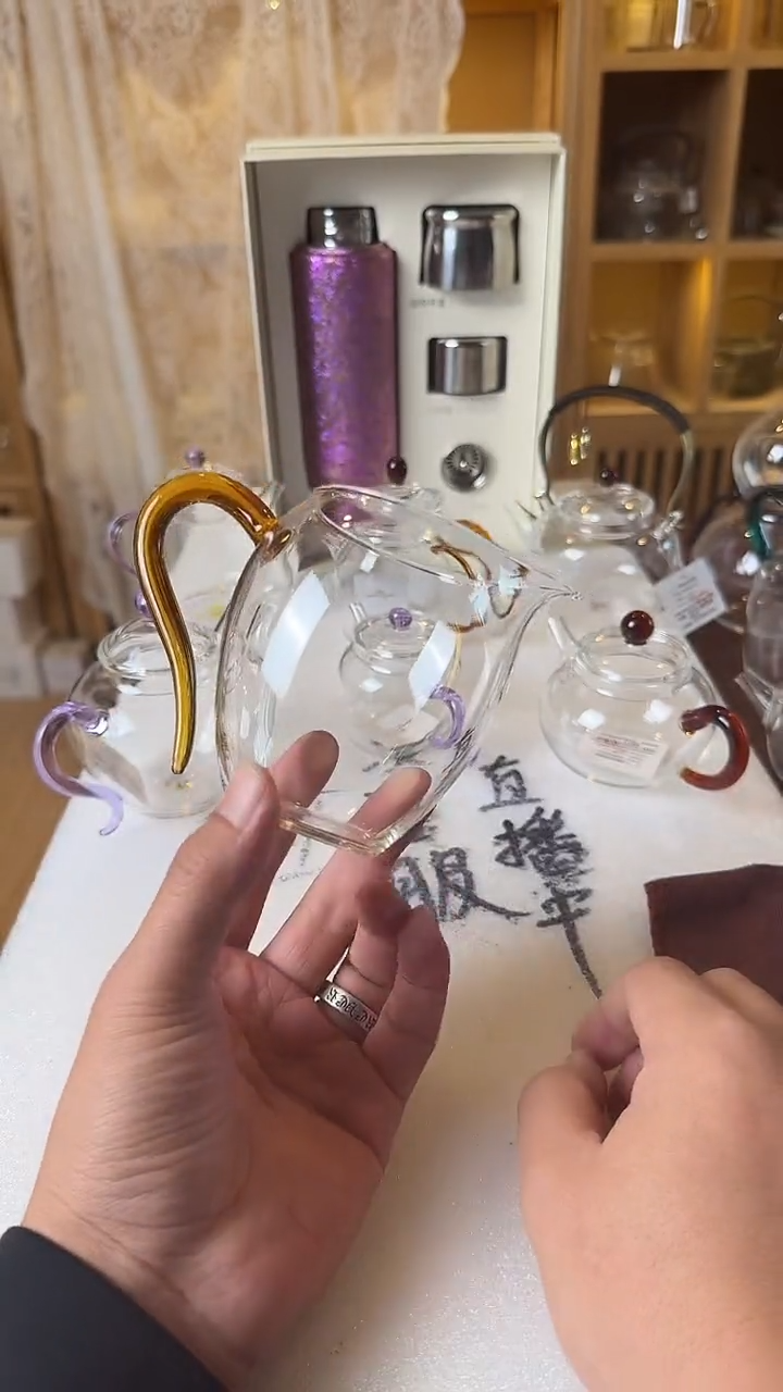 黄玲珑。。。。。。。。。