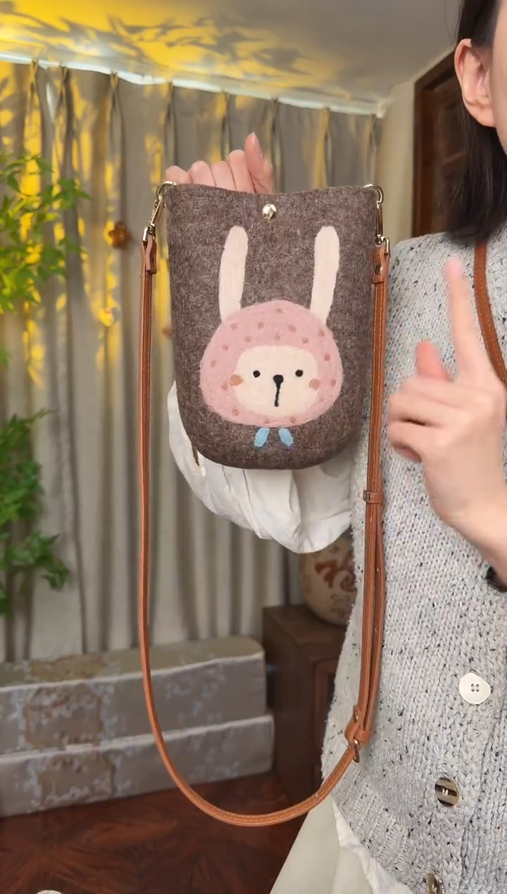 羊毛非遗羊毛毡包 手机包兔子