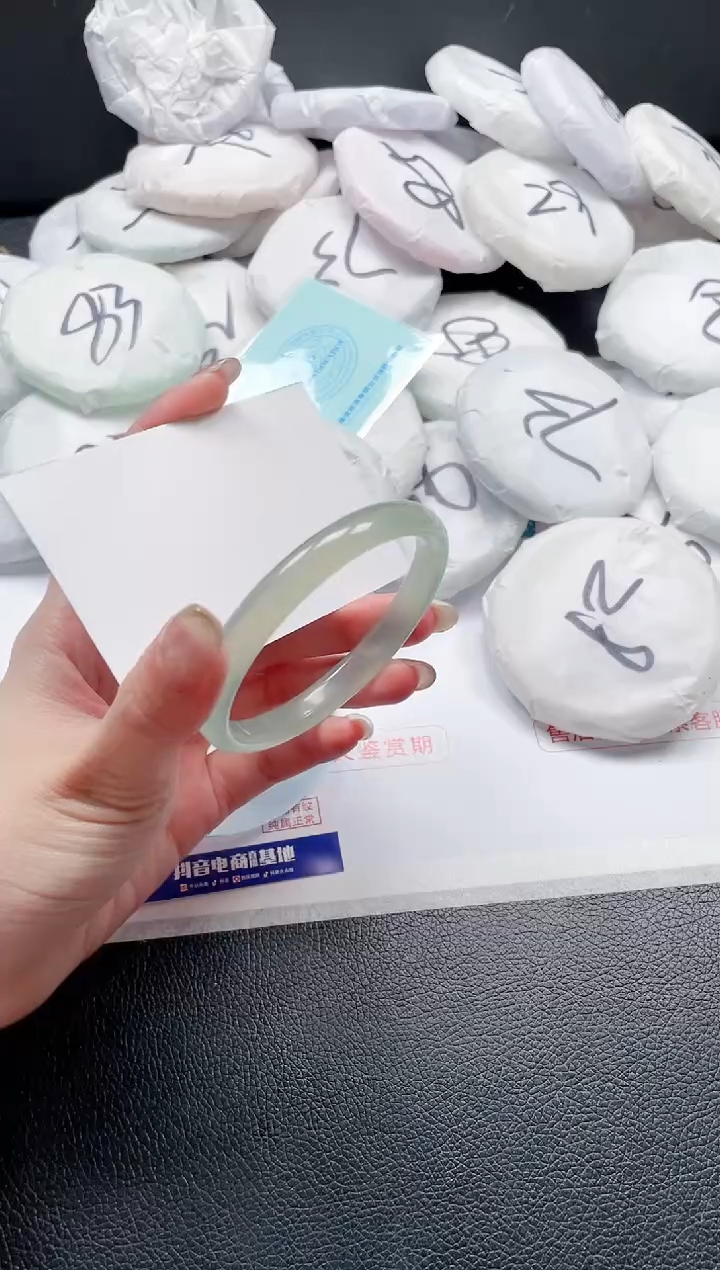 【闪购商品】石英质玉手镯未镶嵌22J116-61