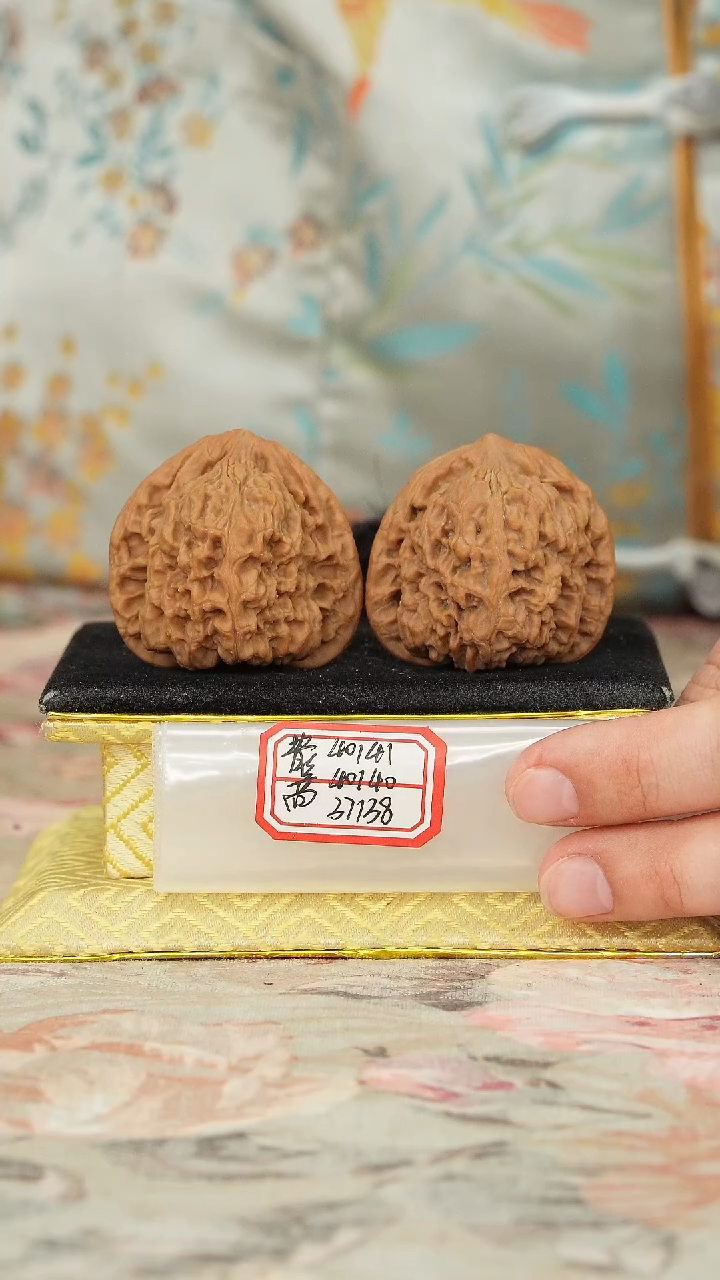 【闪购商品】文玩核桃把件赵喜满南将石