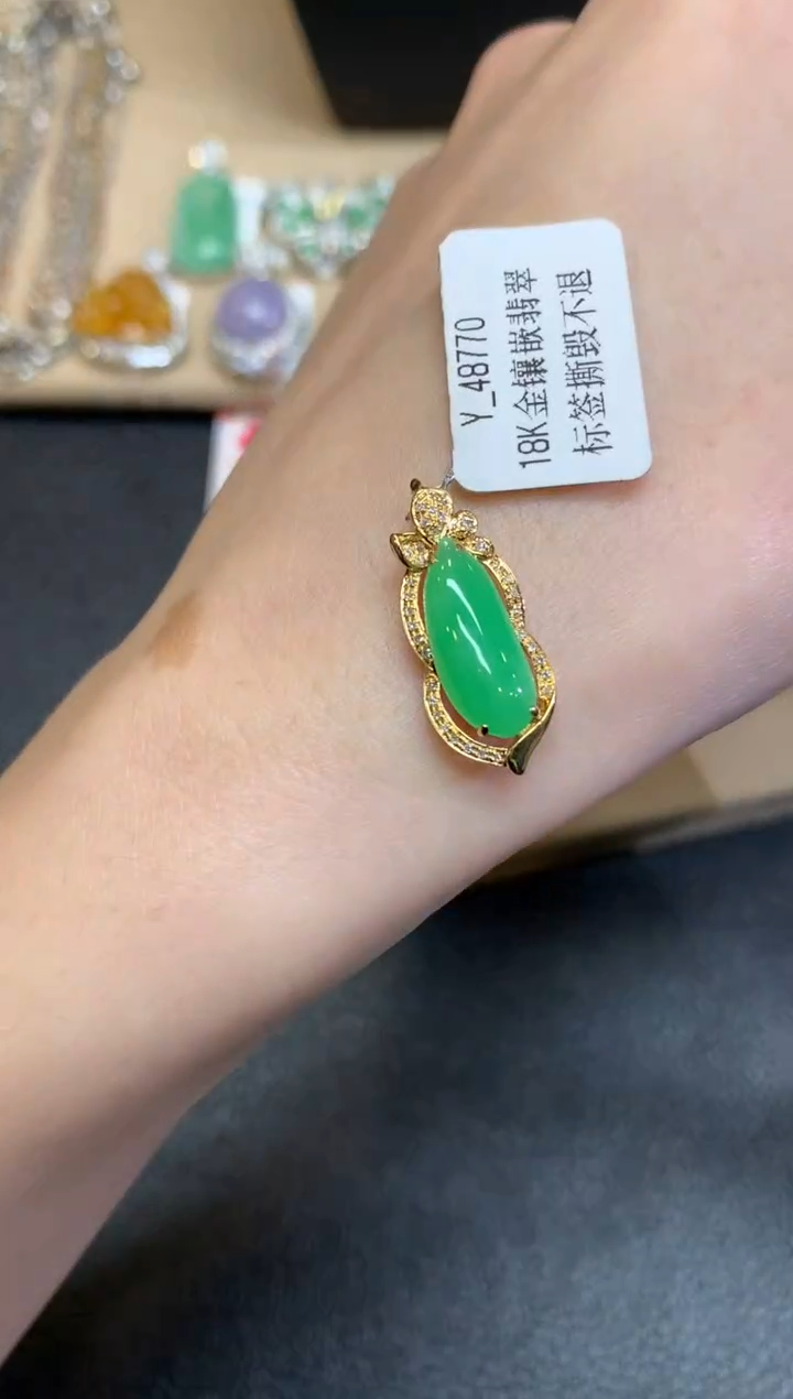 【闪购商品】翡翠颈饰18K金镶嵌福瓜【无服务费】