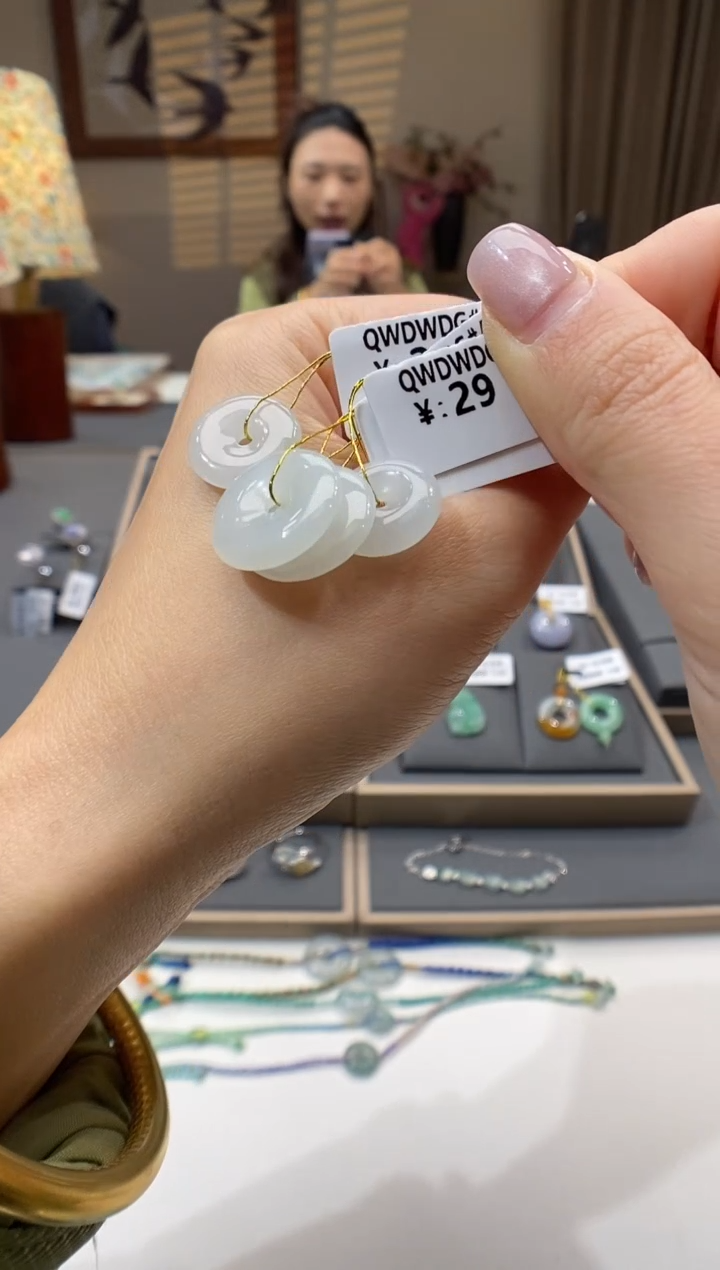 【闪购商品】翡翠颈饰未镶嵌平安扣多样性发（1件）