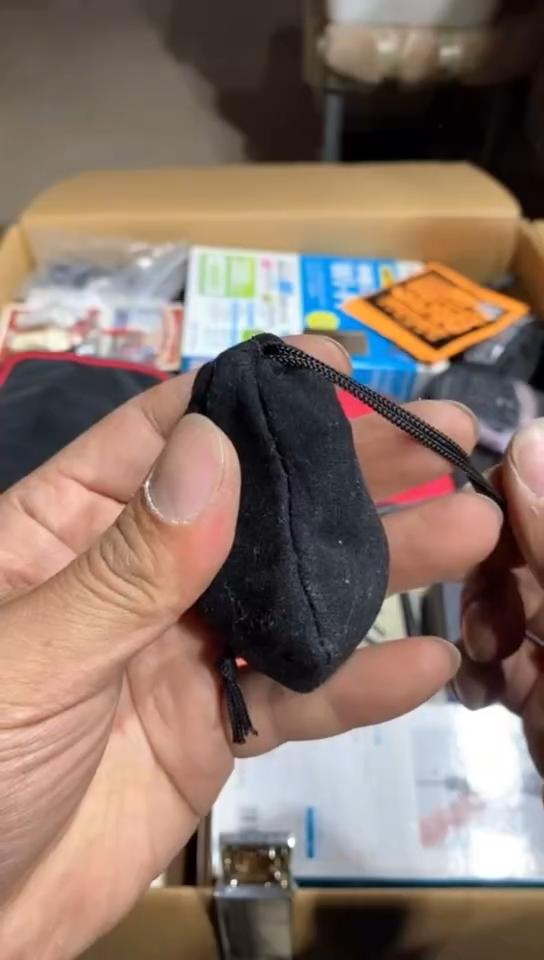 8新中古商品，瑕疵品，不保好坏。787