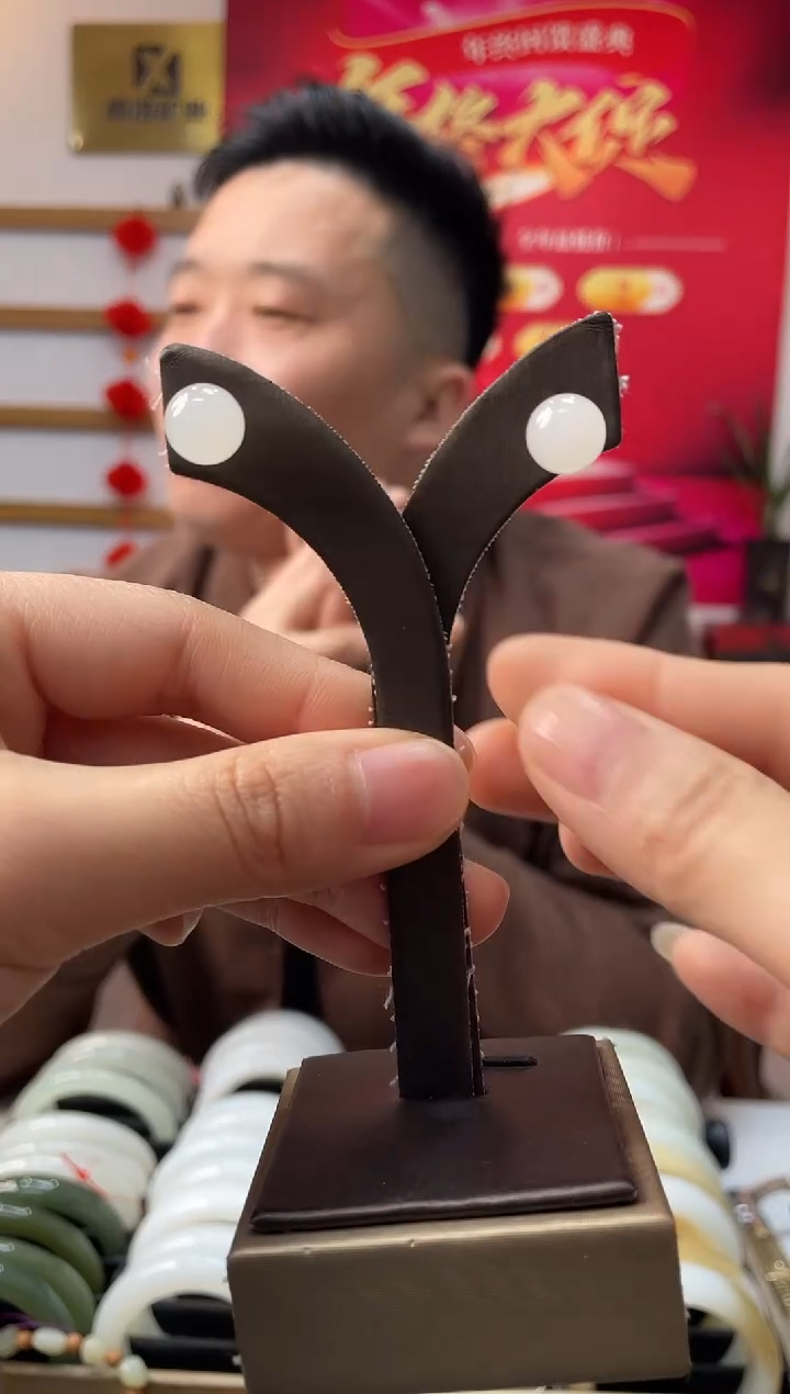 【闪购商品】和田玉耳饰18K金镶嵌白胶猫卡10-9耳钉发一对