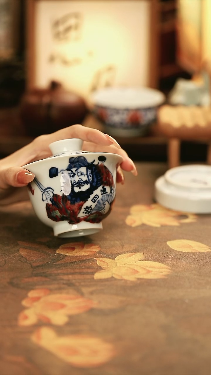 陶瓷青花釉里红钟馗盖碗