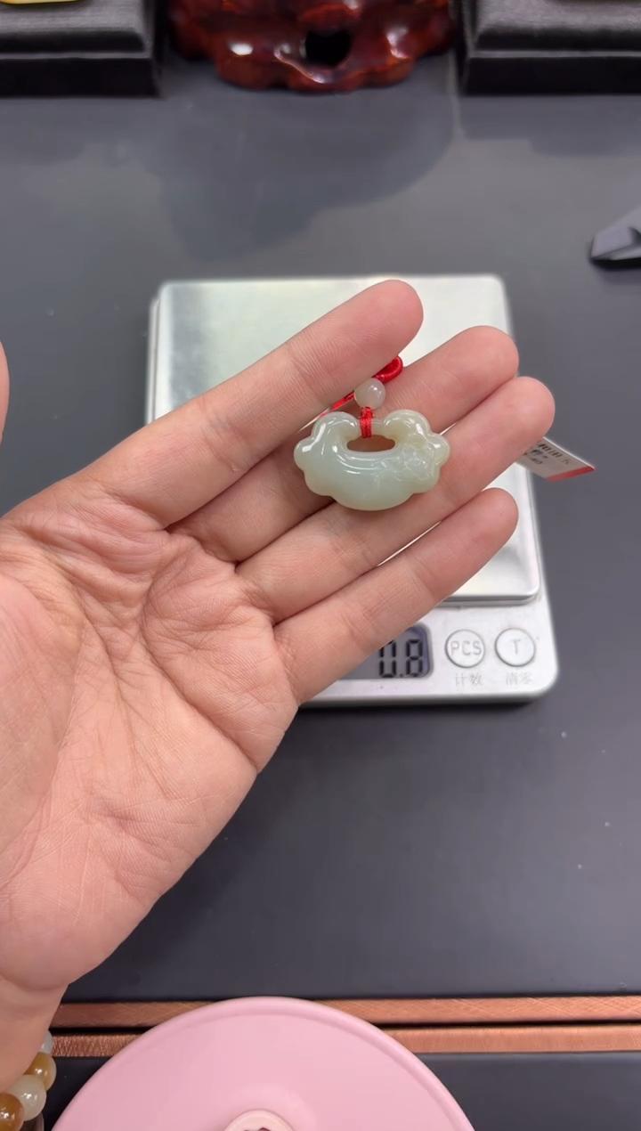 【闪购商品】和田玉吊坠(赠链)未镶嵌且末微色差近矿吊坠