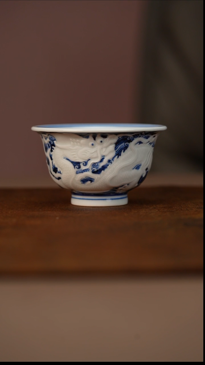 又见春风青花雕刻霸王龙压手杯