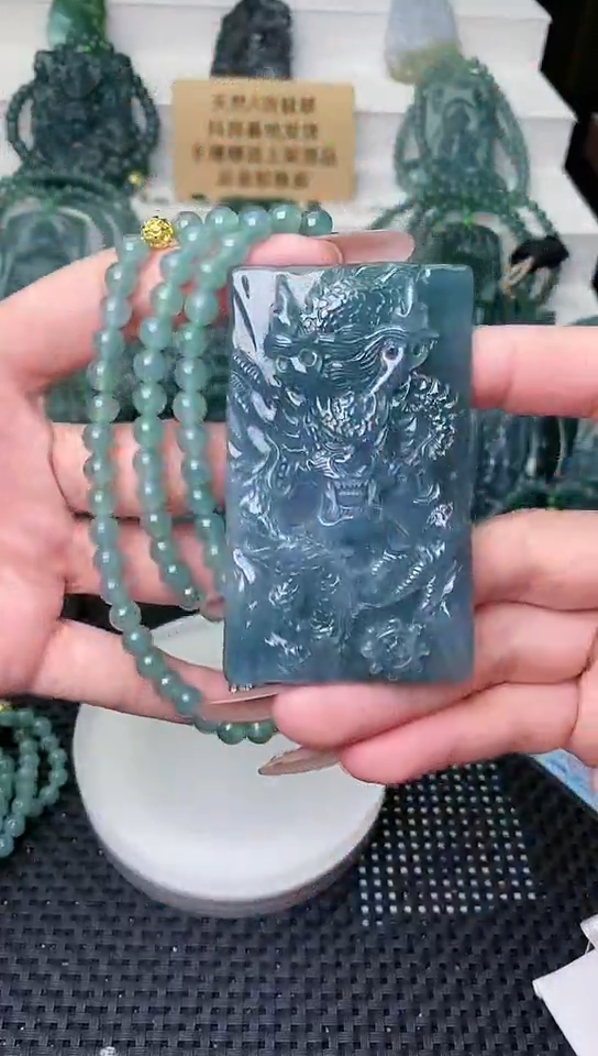 颈饰未镶嵌翡翠 