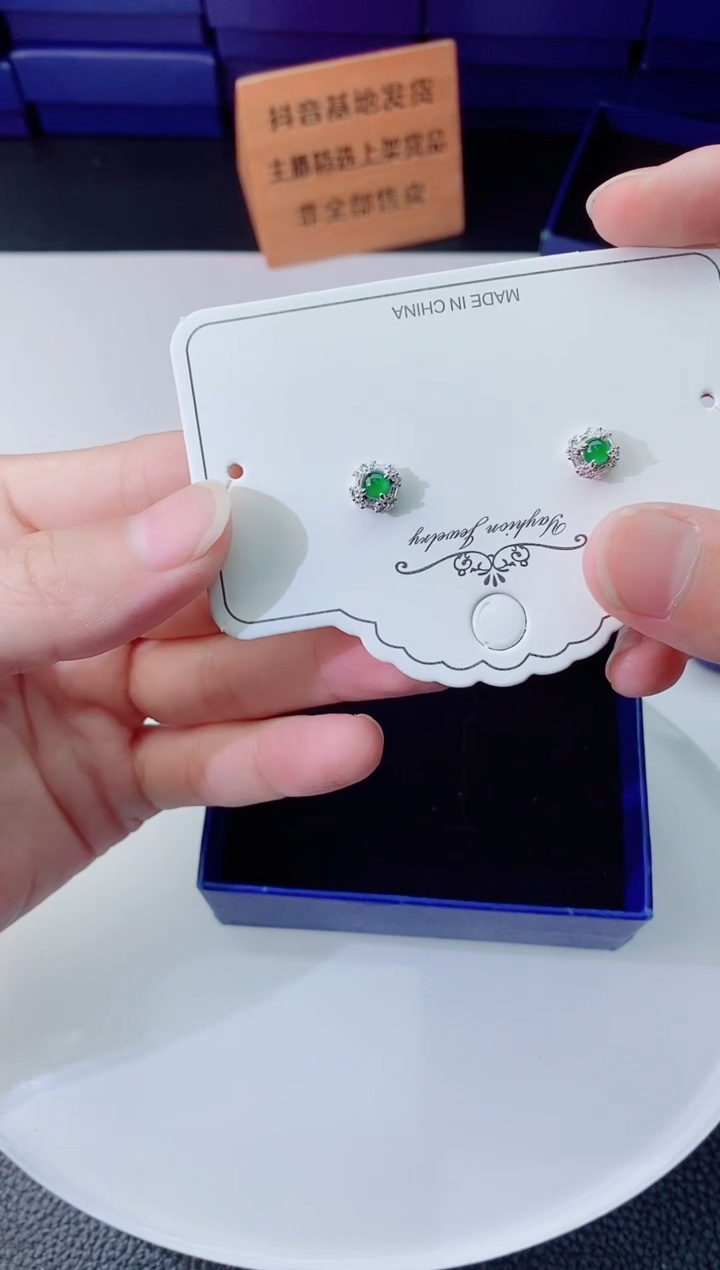 翡翠未镶嵌颈饰   `