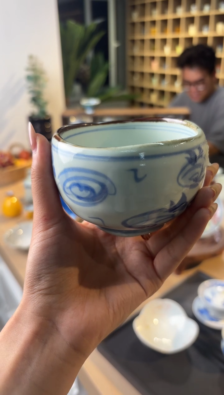 染付うず唐草； 楽らく碗