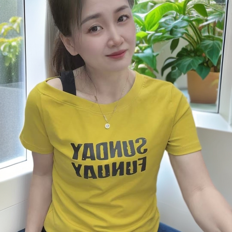 《丽丽家》设计感独特露肩t恤字母印花上衣2025夏新款休闲洋气T恤