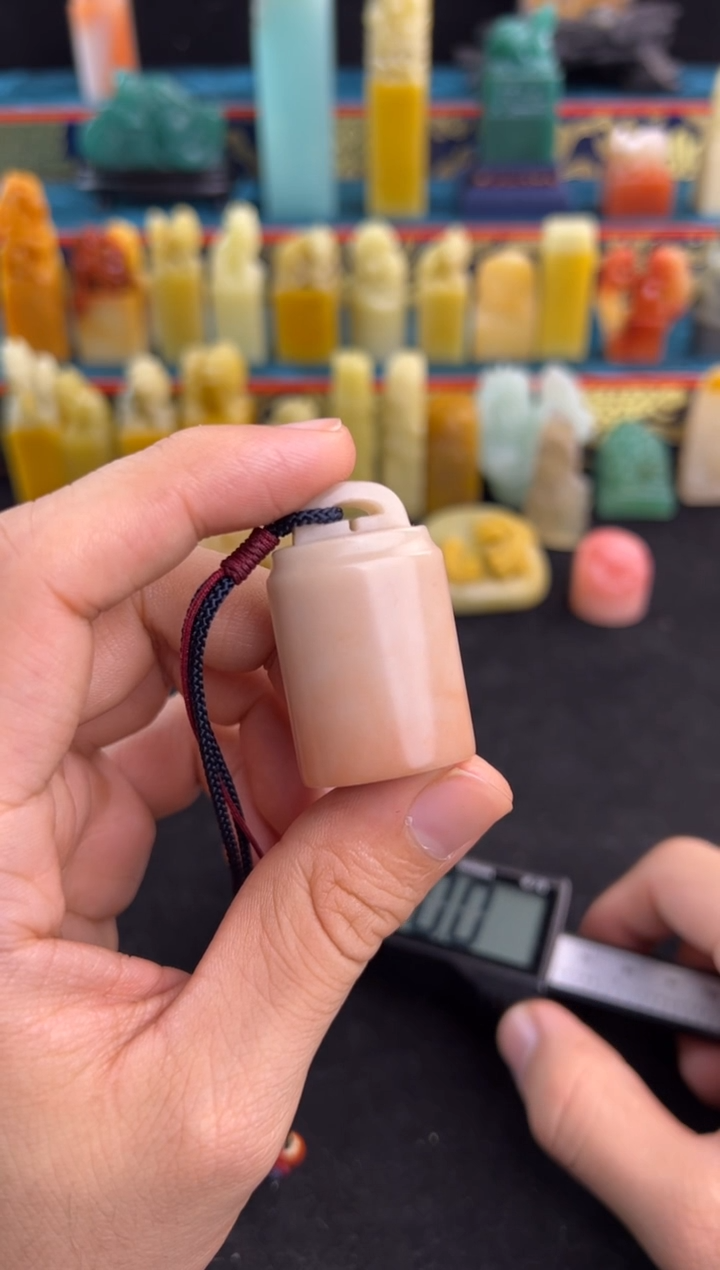 老挝石桃花冻如意章1.7*2.4*3.9