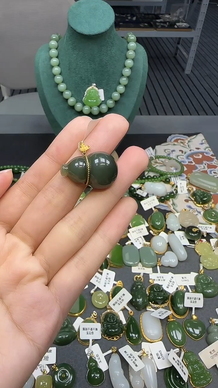 18K金镶嵌和田玉挂件1