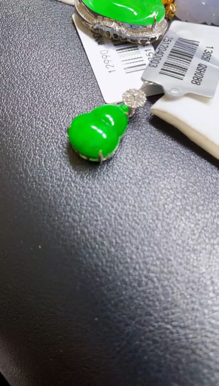 颈饰18K金镶嵌翡翠葫芦