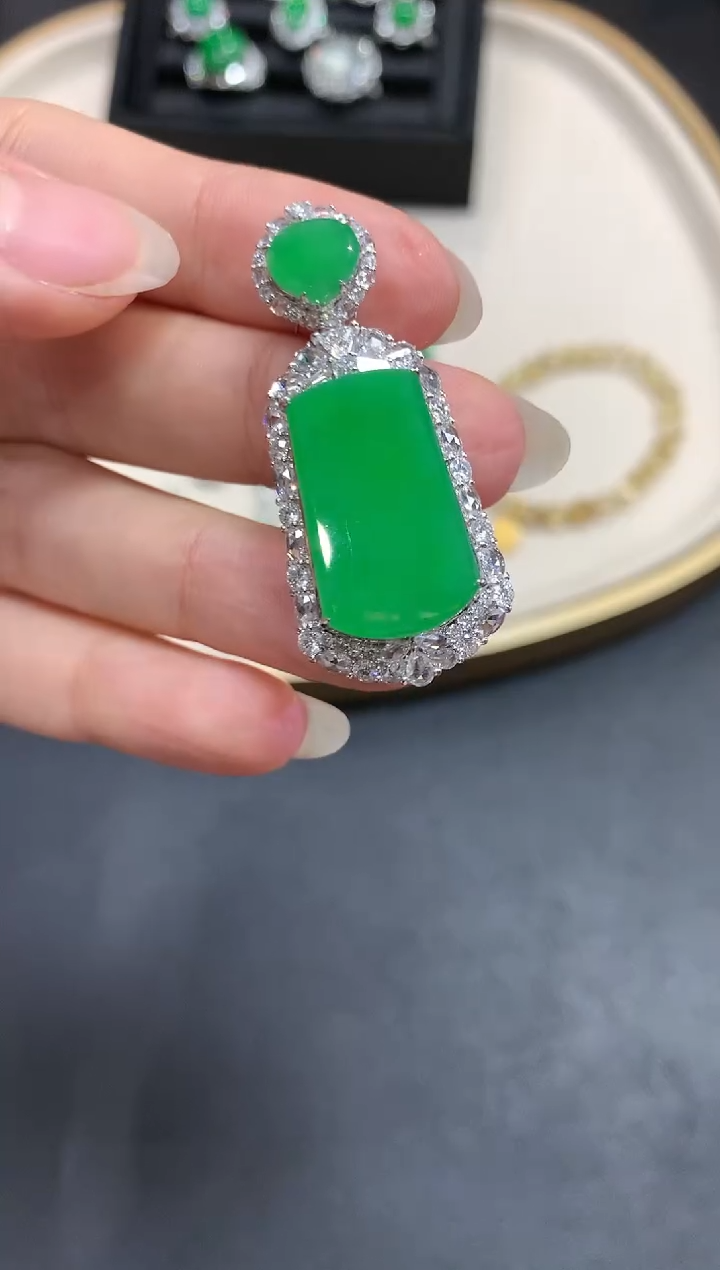 【闪购商品】翡翠吊坠(不含链)18K金镶嵌A666|88000