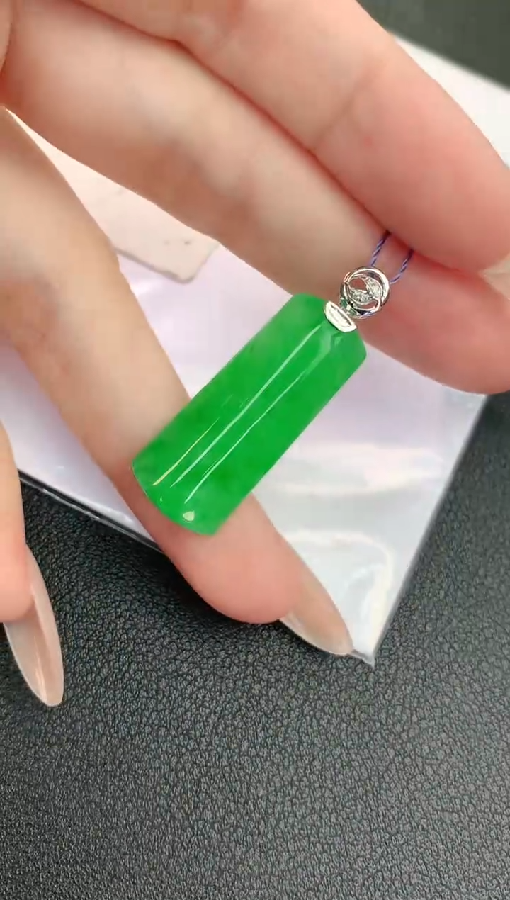 颈饰18K金镶嵌翡翠赠礼盒证书 麦麦