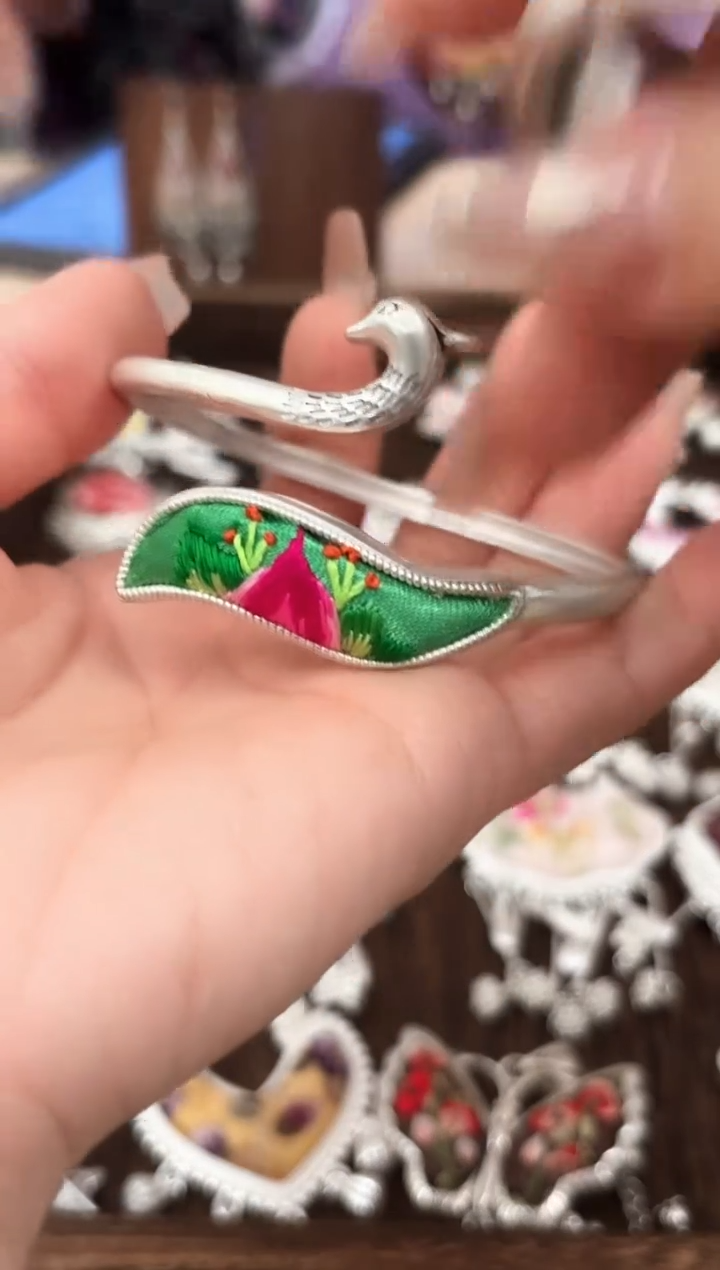 织绣非遗艺枝独秀老绣饰品259