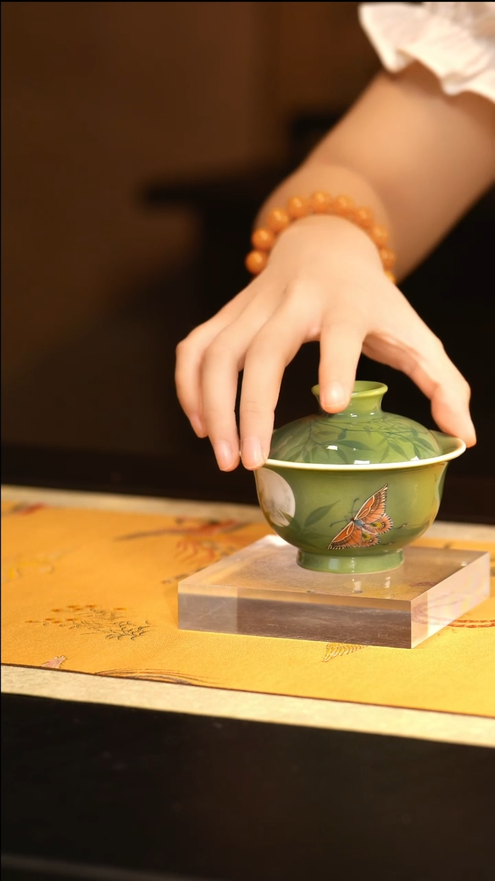 L良朋五彩月光蝴蝶盖碗