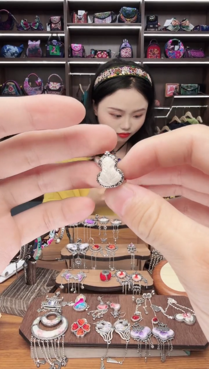 织绣178蒙阿苏苗绣传承店