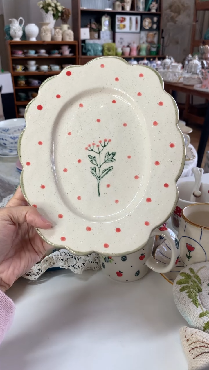 陶瓷红花绿叶花边盘