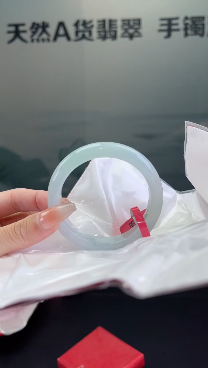 翡翠手镯未镶嵌翡翠手镯