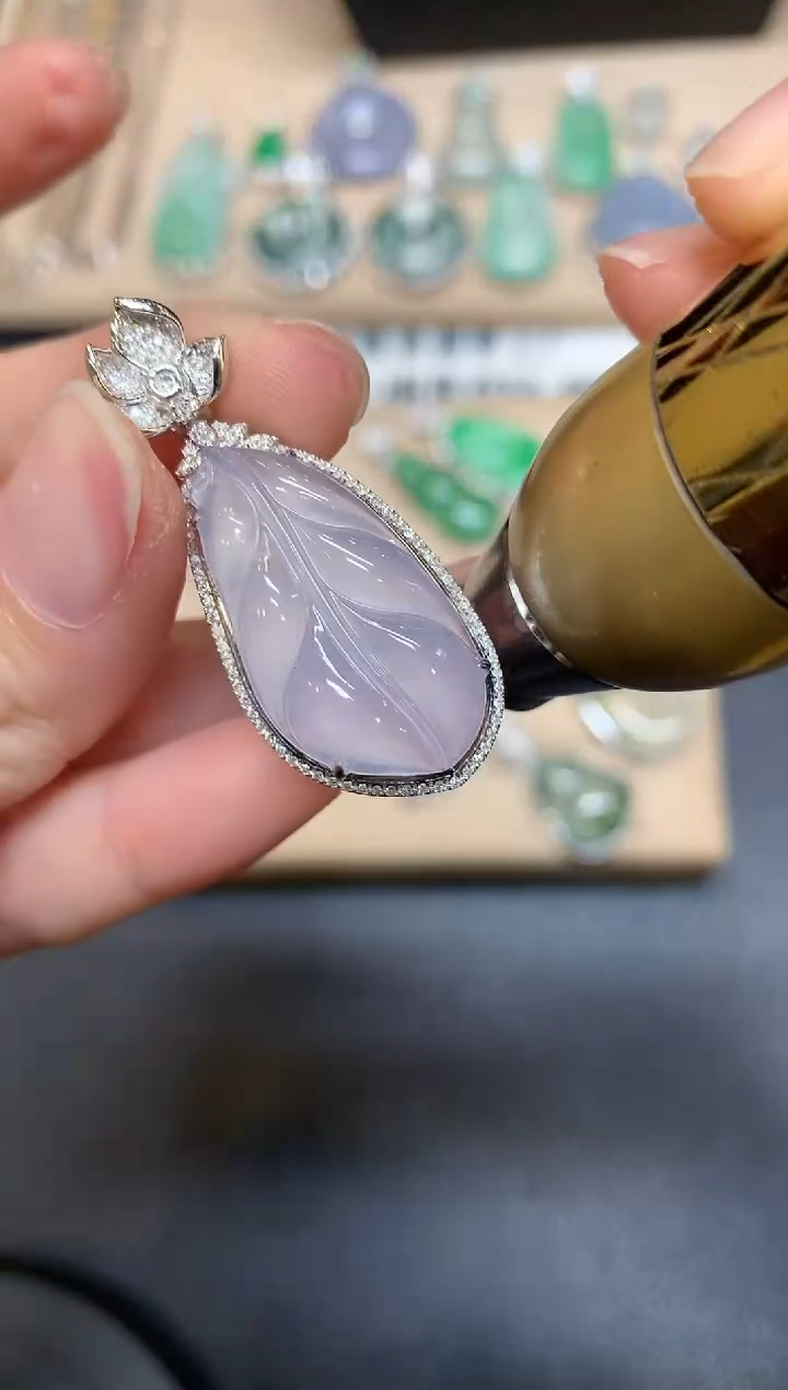 【闪购商品】翡翠颈饰18K金镶嵌芭蕉叶【无服务费