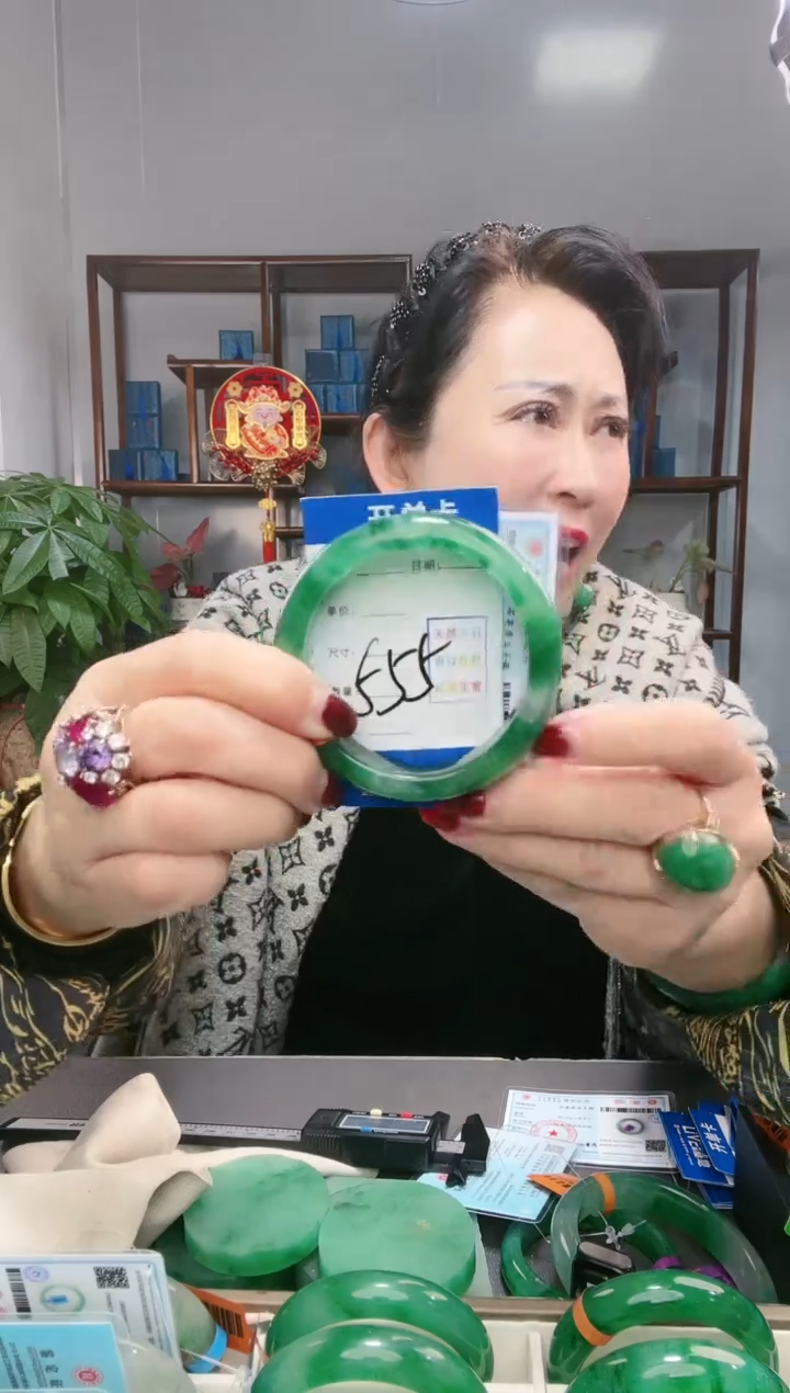 【闪购商品】石英质玉手镯未镶嵌非洲翠